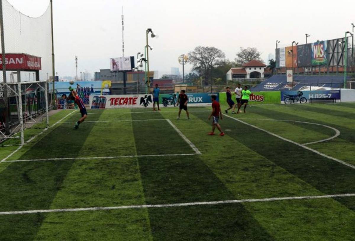 En auge el negocio de canchas sintéticas de fútbol en la capital de Honduras