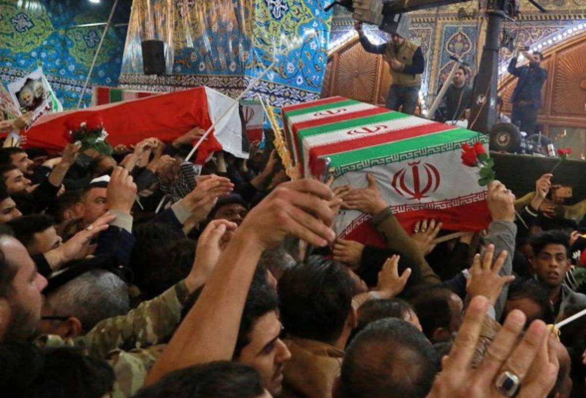 Los dolientes llevan los ataúdes del principal general de Irán Qassem Soleimani y Abu Mahdi al-Muhandis, subcomandante de las milicias respaldadas por Irán en Iraq conocidas como las Fuerzas de Movilización Popular. AP.