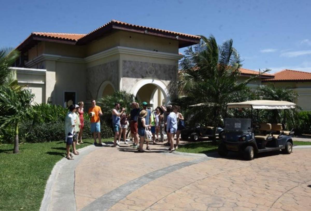 Disfrute el golf, playa y buceo en el club Pristine Bay Resort