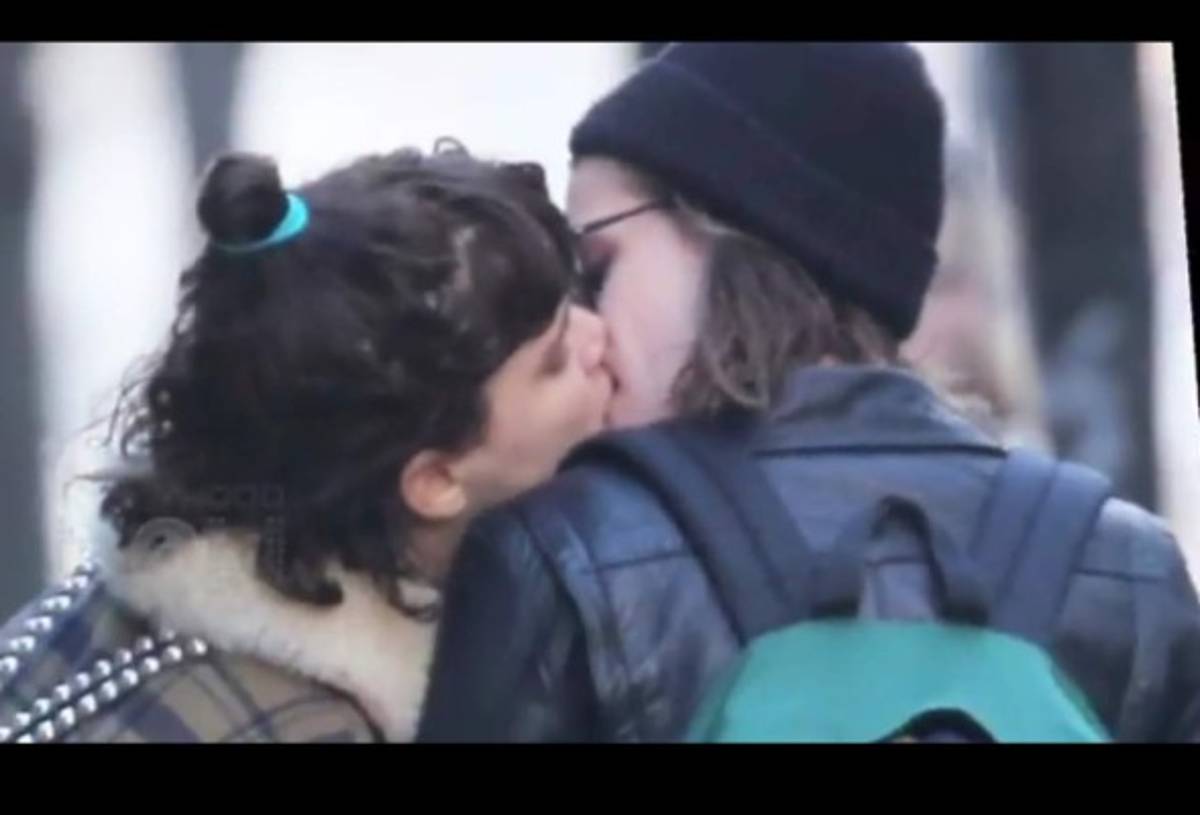 Los rumores son ciertos: Kristen Stewart es pareja de una sensual cantante francesa