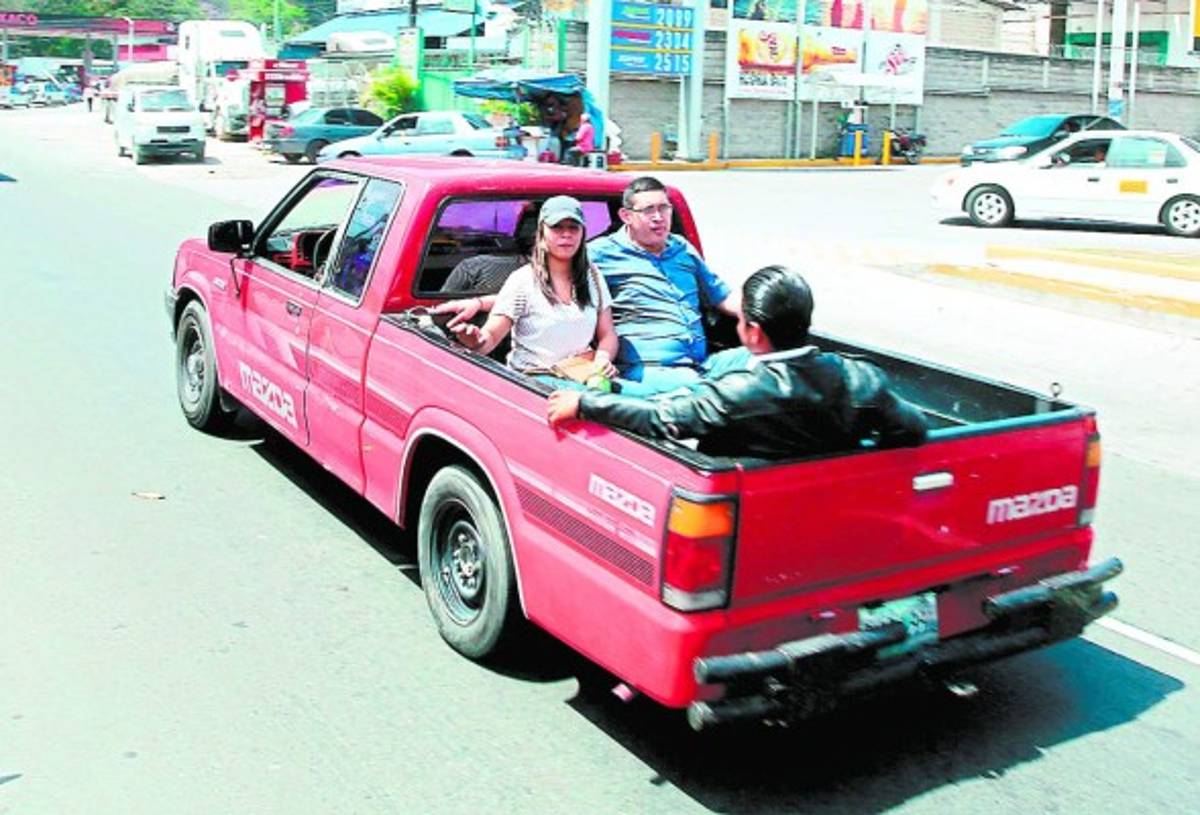 Veraneantes vuelven en caravanas a la ciudad