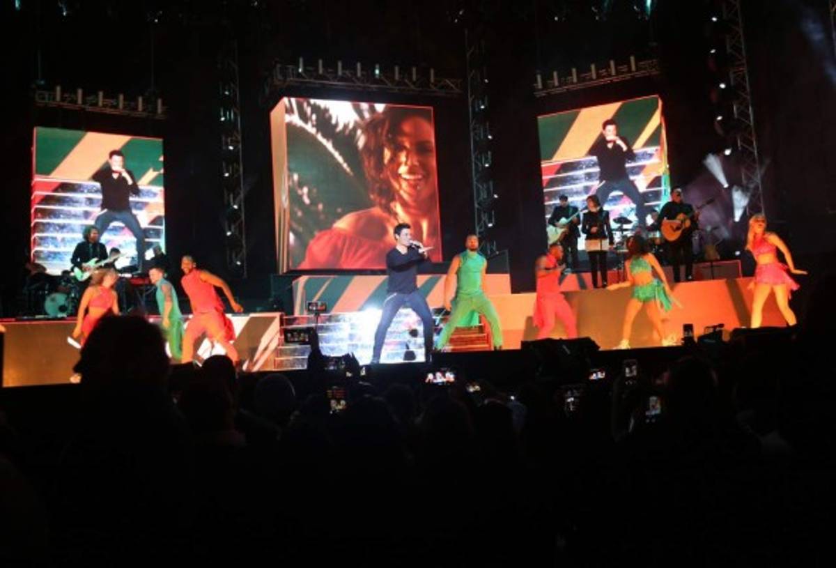 Sobredosis de alegría, energía y romanticismo dejó Chayanne en el escenario