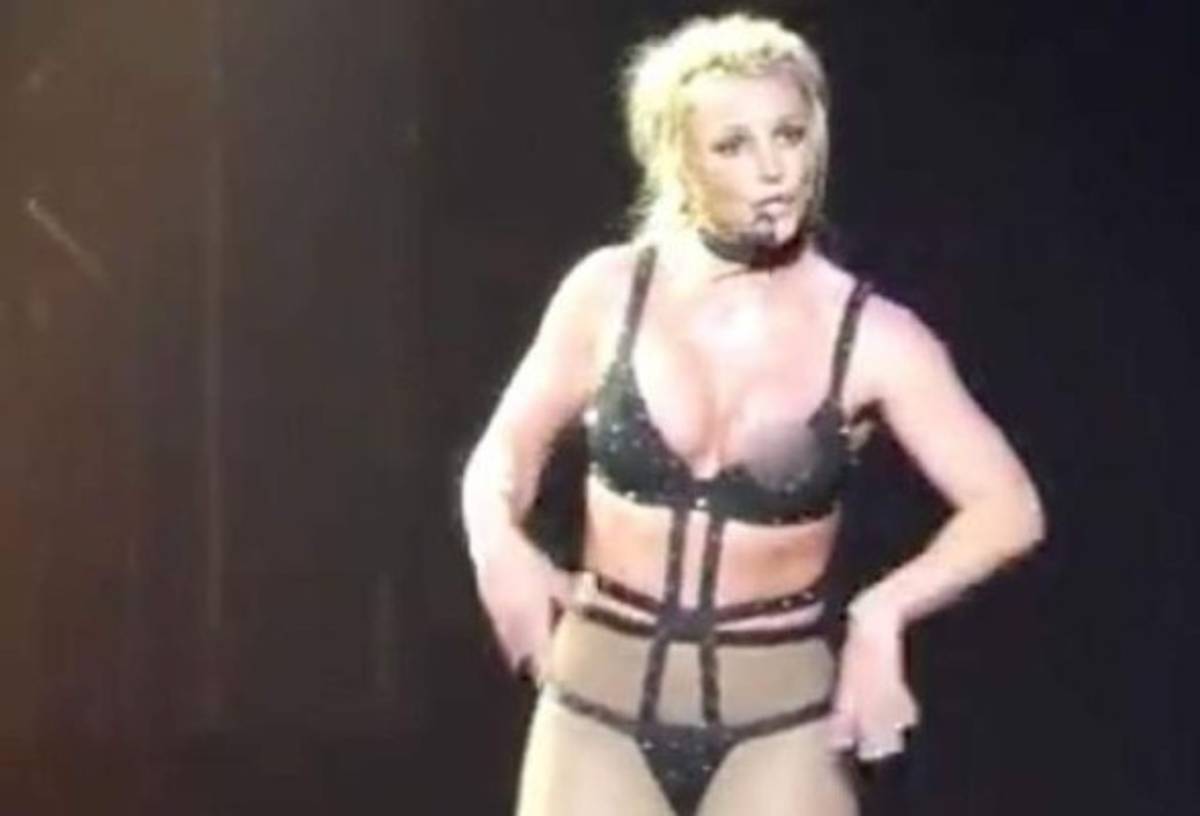 Britney Spears sufre penoso momento con su sostén durante concierto (Vídeo)