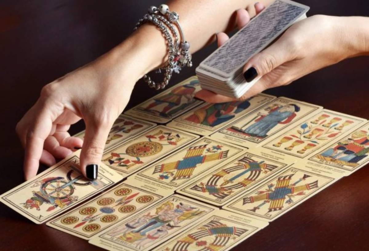 Lectura del Tarot u horóscopo en YouTube; por qué las personas ven estos vídeos