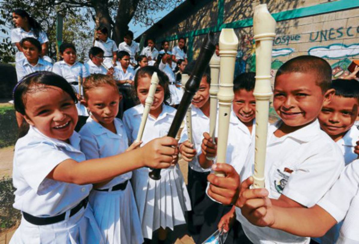 Música bordada por manos de niños
