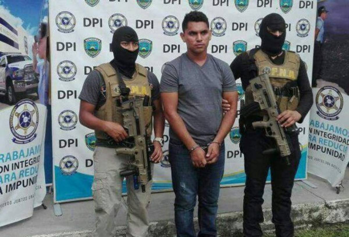 Capturan a agente penitenciario asociado con reos de 'El Pozo' para extorsionar