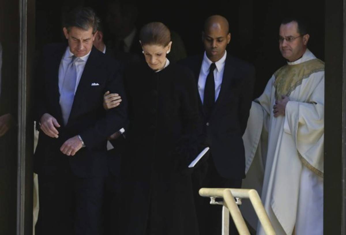 Luminarias despiden al caballero del diseño mundial