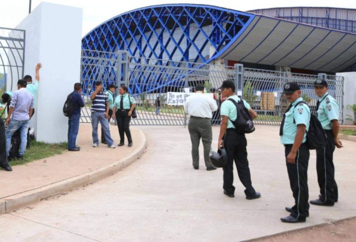 Autoridades entregan la UNAH a estudiantes que realizan toma