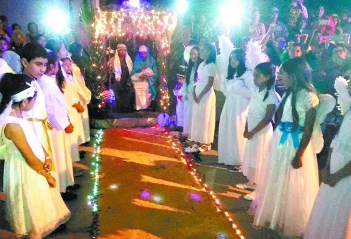 Con pastorelas festeja El Paraíso llegada de Jesús