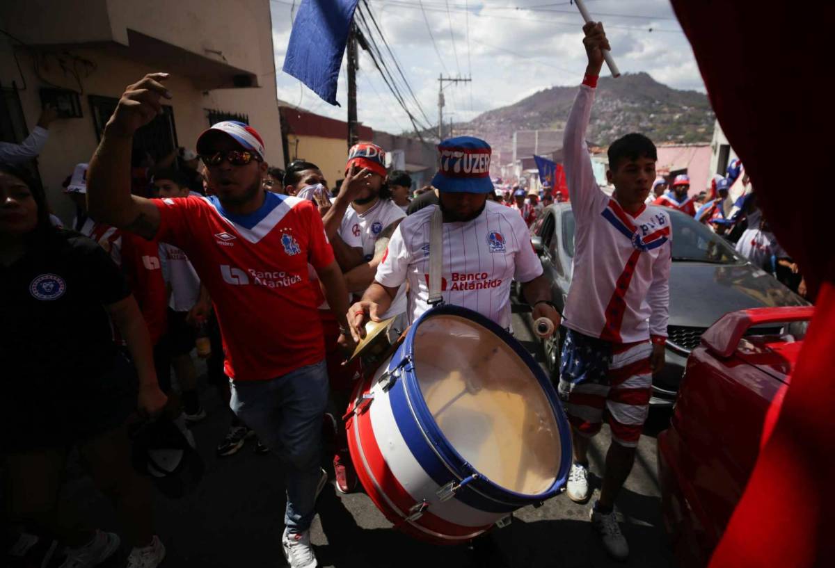 Con show de luces y al ritmo de la percusión: Así llegó la barra del Olimpia al estadio Nacional
