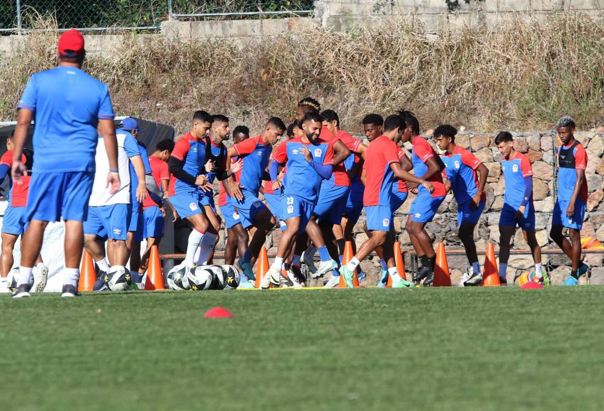 Jugador entrena solo y nuevas caras; la última práctica de Olimpia para debut en el Clausura