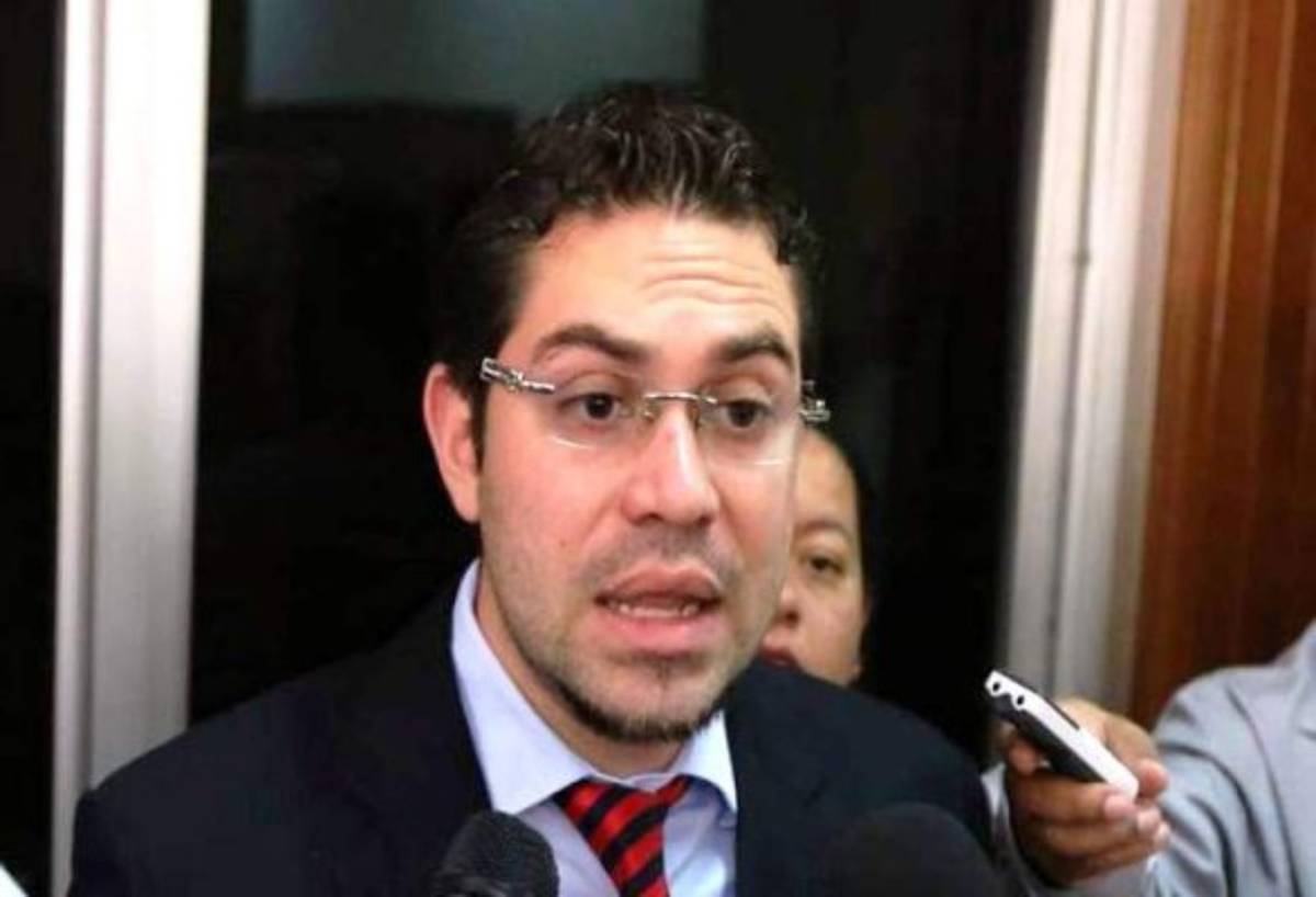 Libre tomará medidas tras separación de comisionada adjunta del Conadeh