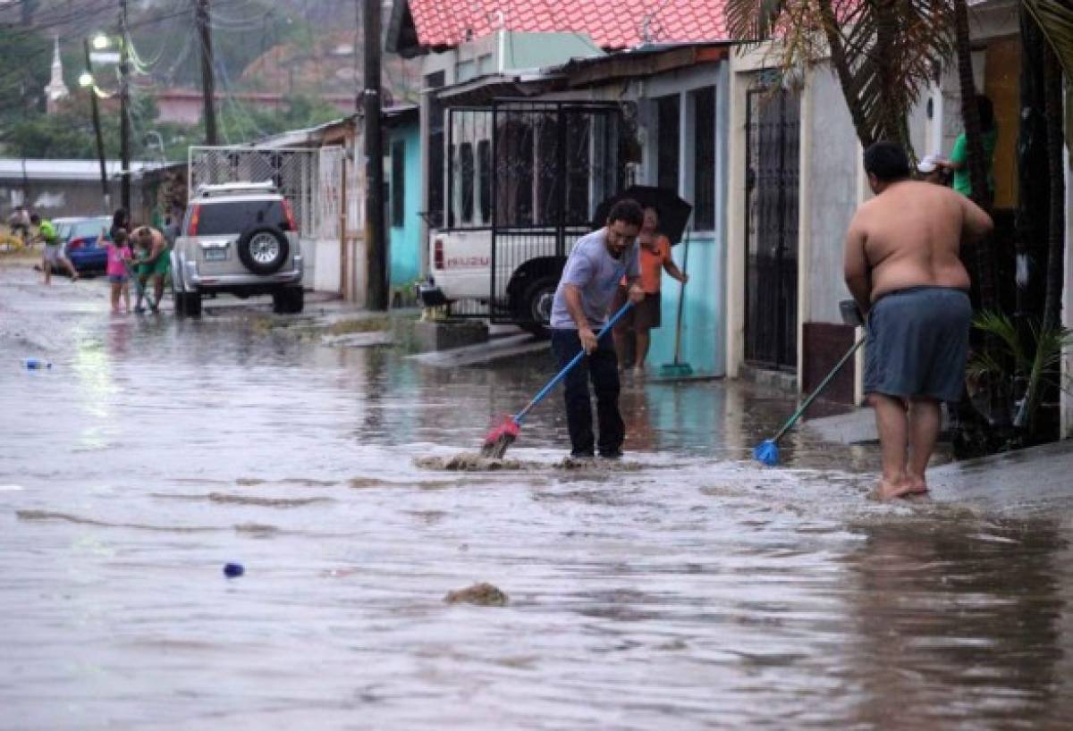 Fuertas lluvias dejan calles inundadas en el norte de Honduras