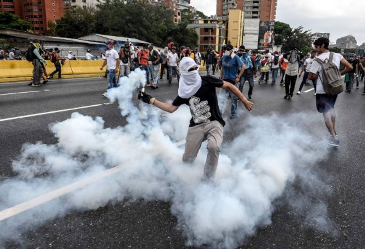 Veinte muertos dejan tres semanas de violentas protestas en Venezuela  