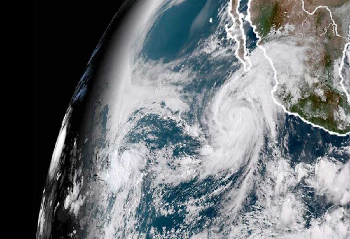 Huracán John afecta varios estados mexicanos al desplazarse por el Pacífico 