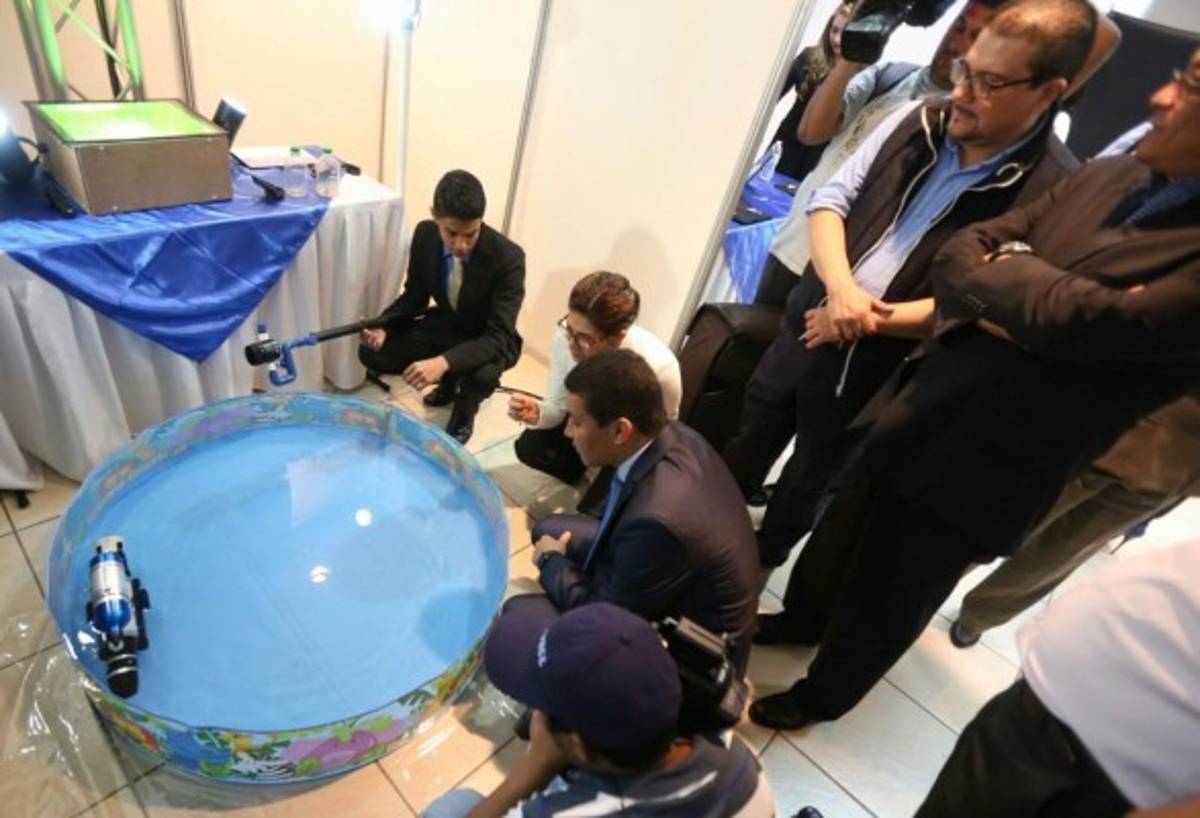 Javier Cáceres y su proyecto 'Aniquilador de larvas' (Foto: Alex Pérez)