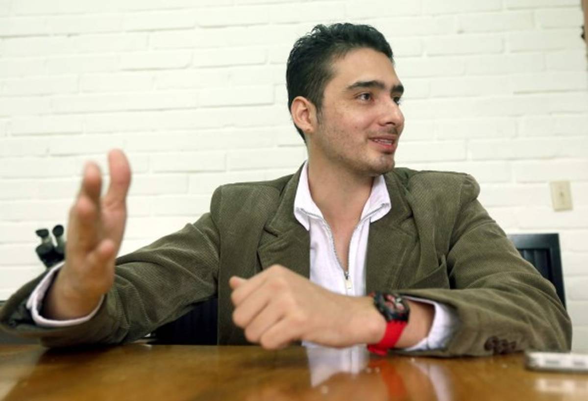 Miguel Ángel Zúñiga, del estudio de lo invisible al espectáculo del rock