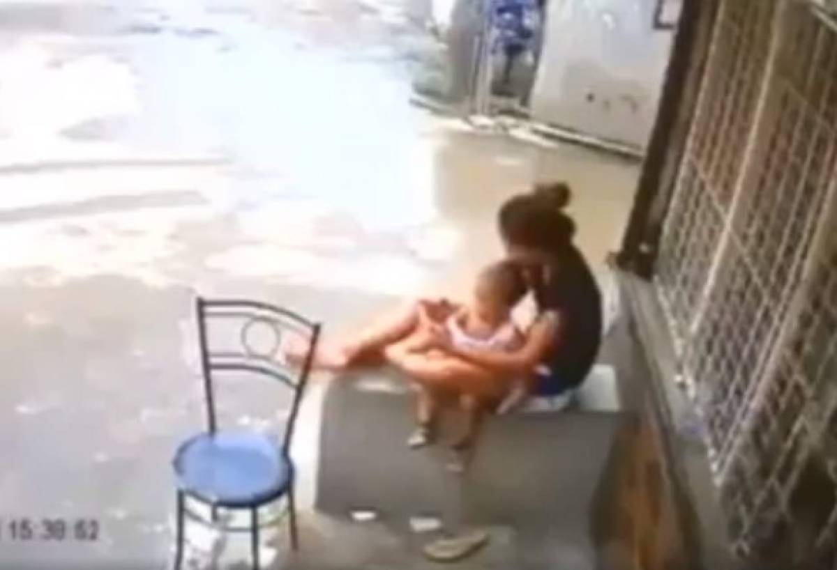 Video: Mujer deja caer a su hijo para evitar que le roben su celular