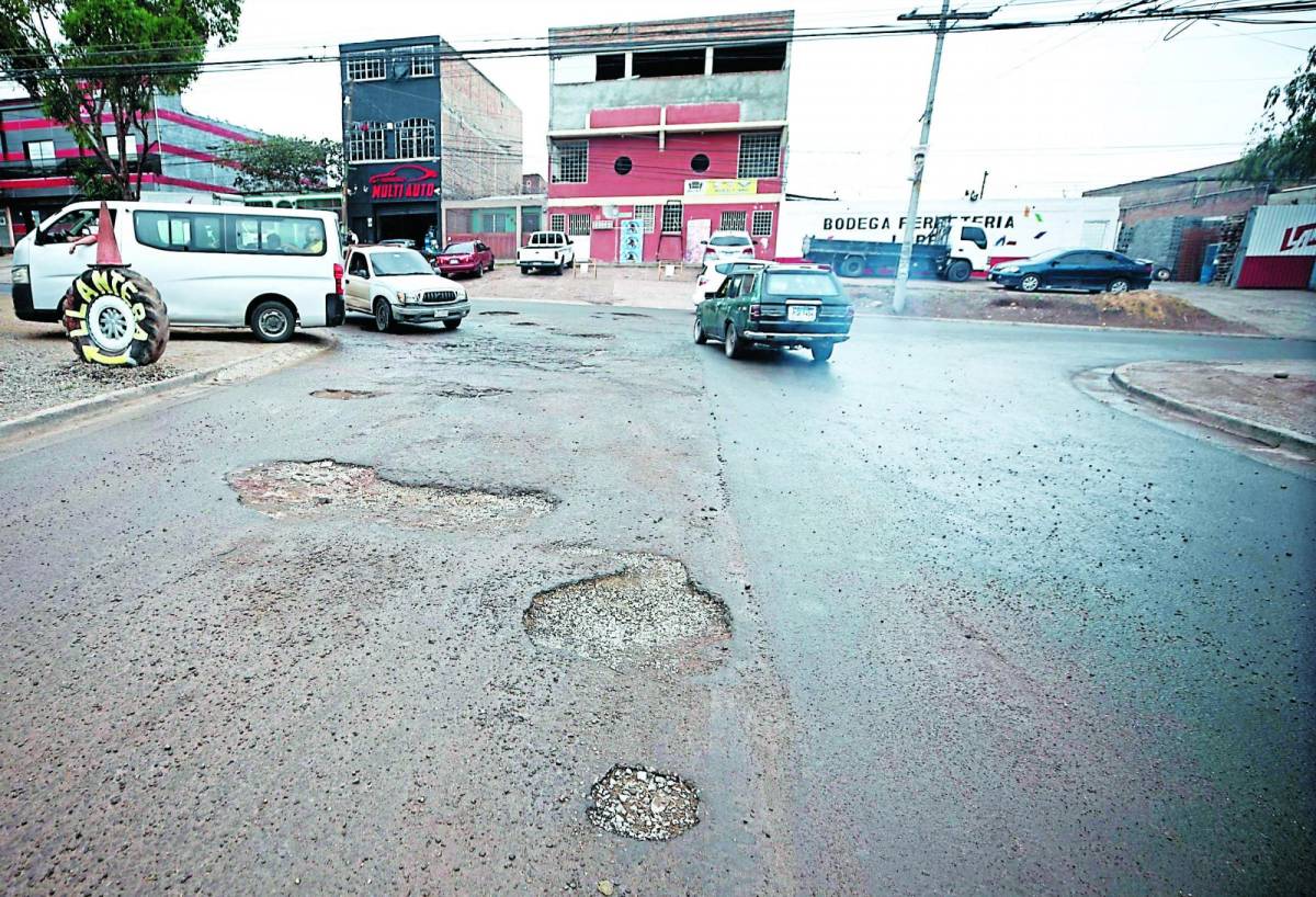 No hay asfalto para continuar con el bacheo; hoyos “adornan” la capital de Honduras