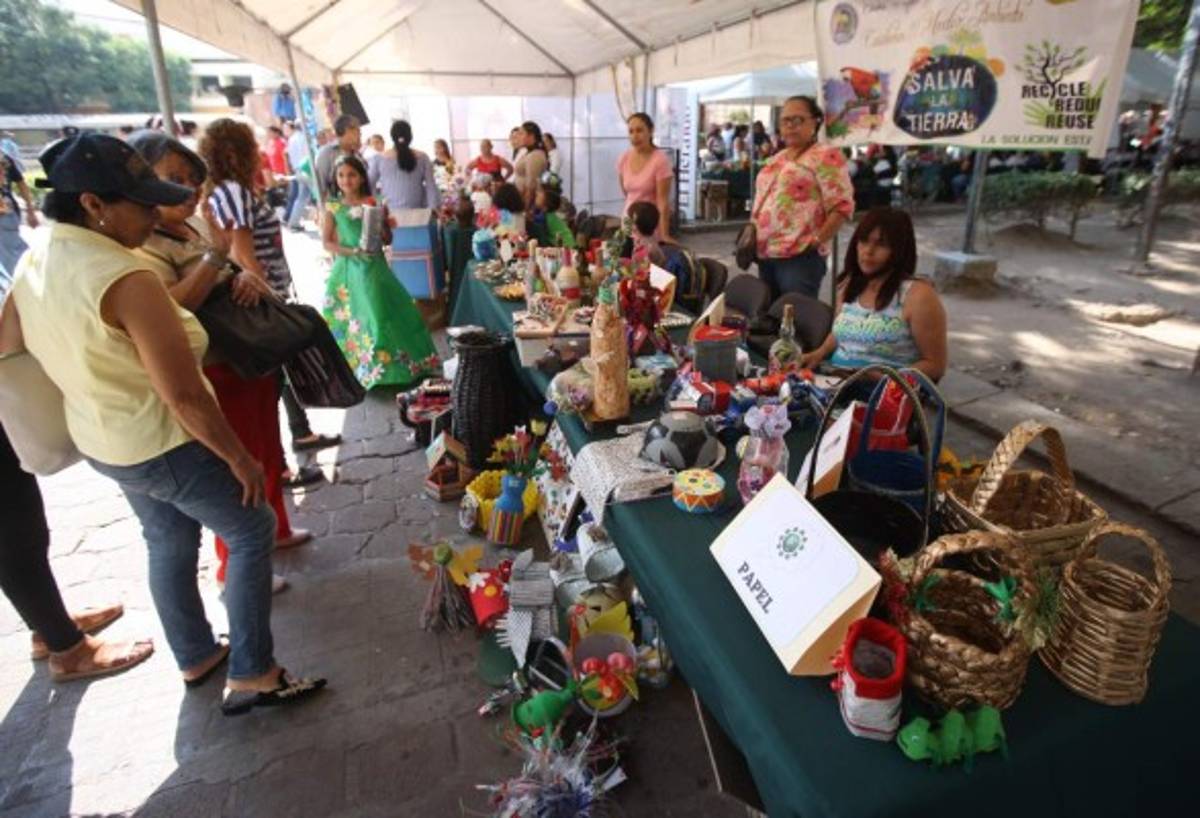 Megaexpoferia del reciclaje cautiva a decenas de clientes en la capital de Honduras