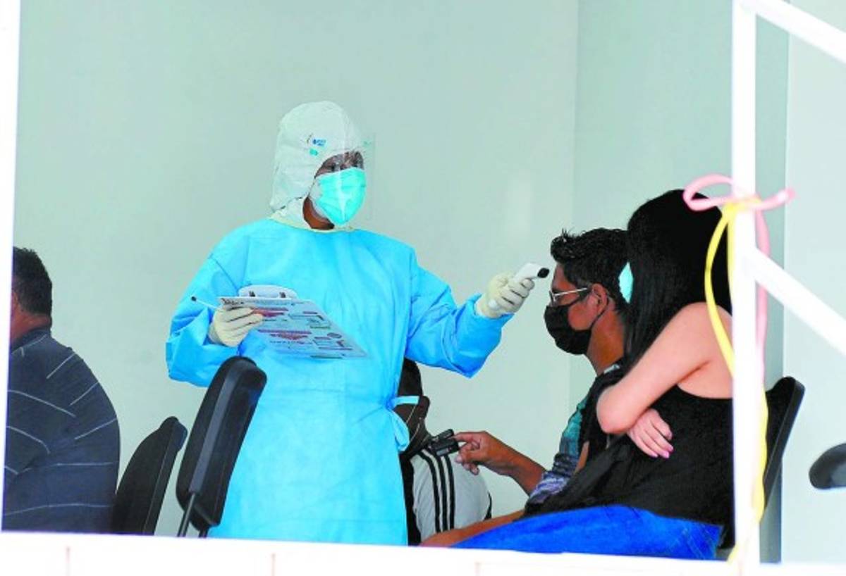 Por miedo y como requisito de empleo capitalinos colman triajes