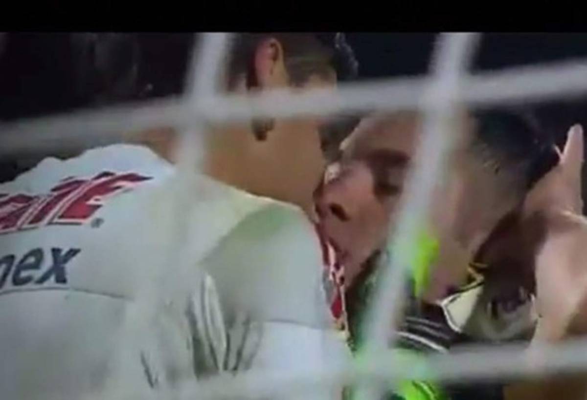 El beso entre futbolistas mexicanos está generando revuelo en internet