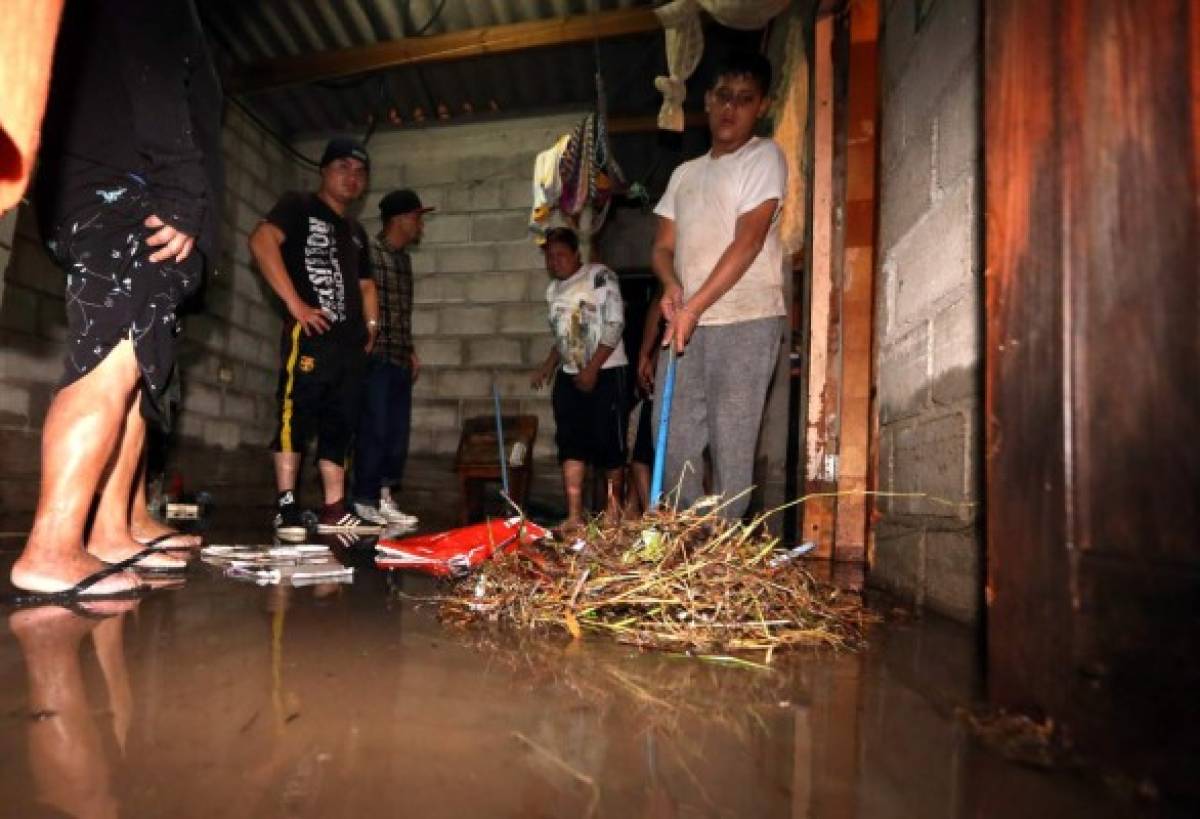 Tegucigalpa: Incomunicadas 50 familias por desborde de quebrada
