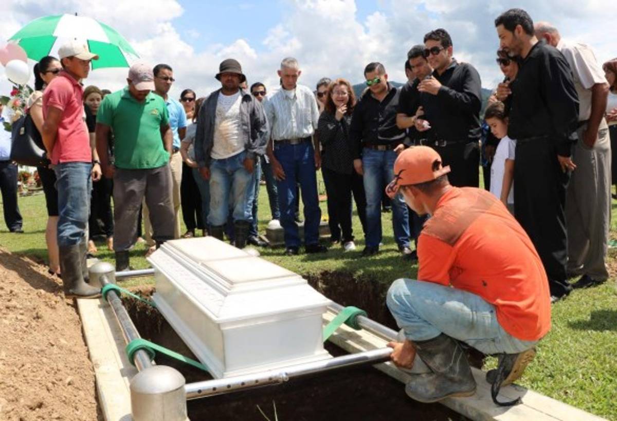 Doloroso entierro de niña que murió ahogada en El Progreso