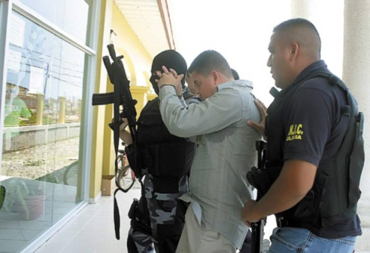 Agentes de la Dirección Nacional de Investigación Criminal ahora Dirección Policial de Investigaciones y del Comando de Operaciones Especiales capturaron a Fredy Mármol Vallejo.