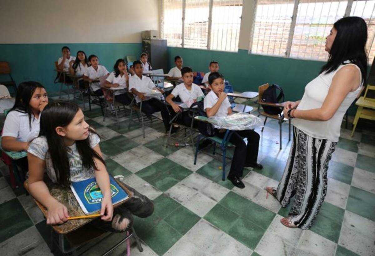 Kit escolar les llega de sorpresa a los niños del CEB Ramón Carías