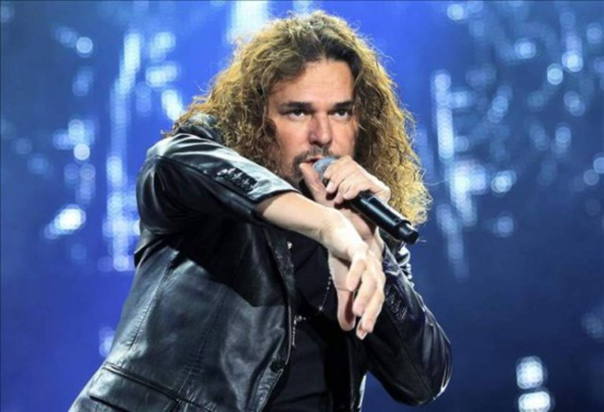VIDEO: Vocalista de Maná cae del escenario