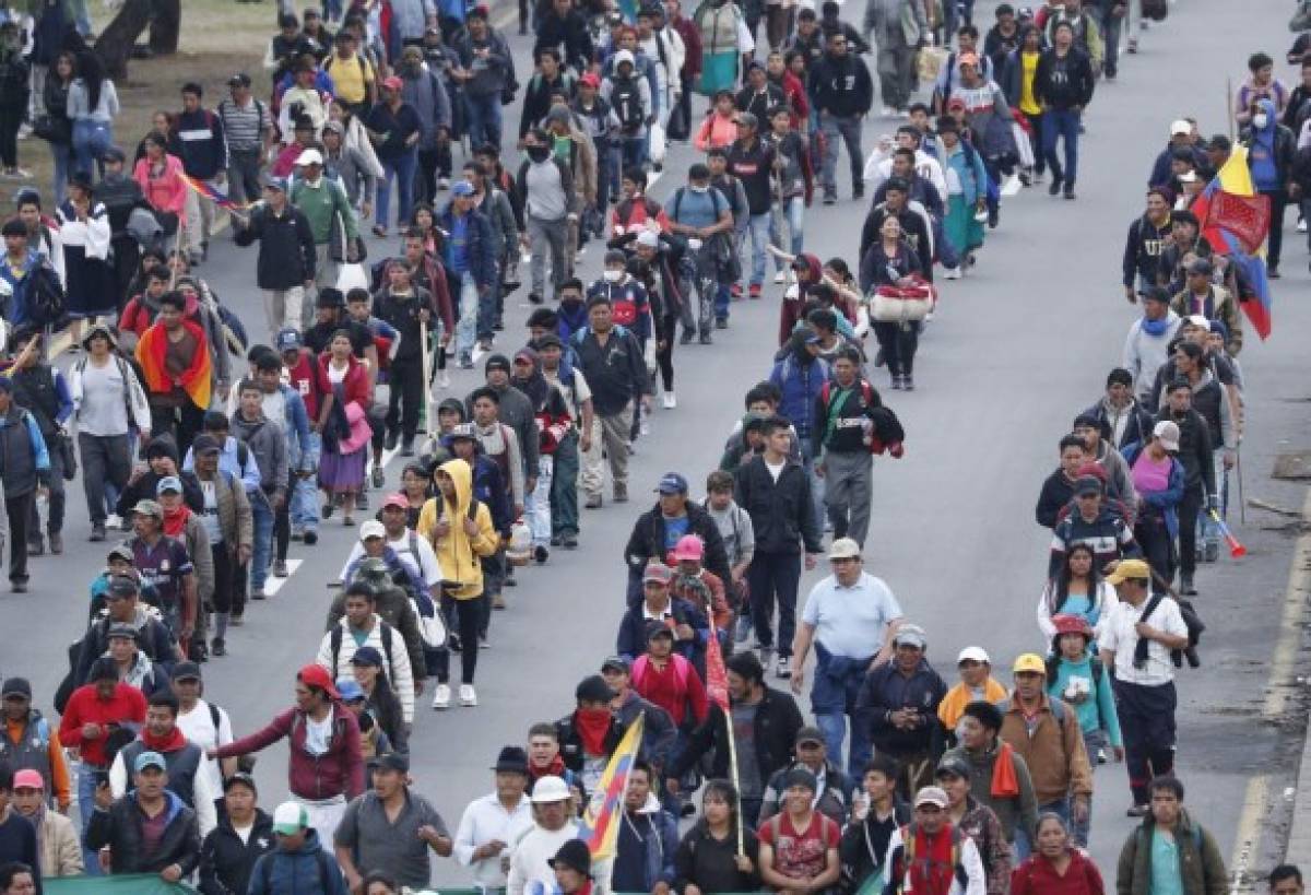 Manifestantes indígenas antigubernamentales llegan a pie a Quito, Ecuador, el martes 8 de octubre de 2019. Ecuador ha sufrido días de agitación popular desde que el presidente Lenin Moreno eliminó los subsidios al precio del combustible, lo que desencadenó protestas y enfrentamientos en la nación andina. (Foto AP/Dolores Ochoa)