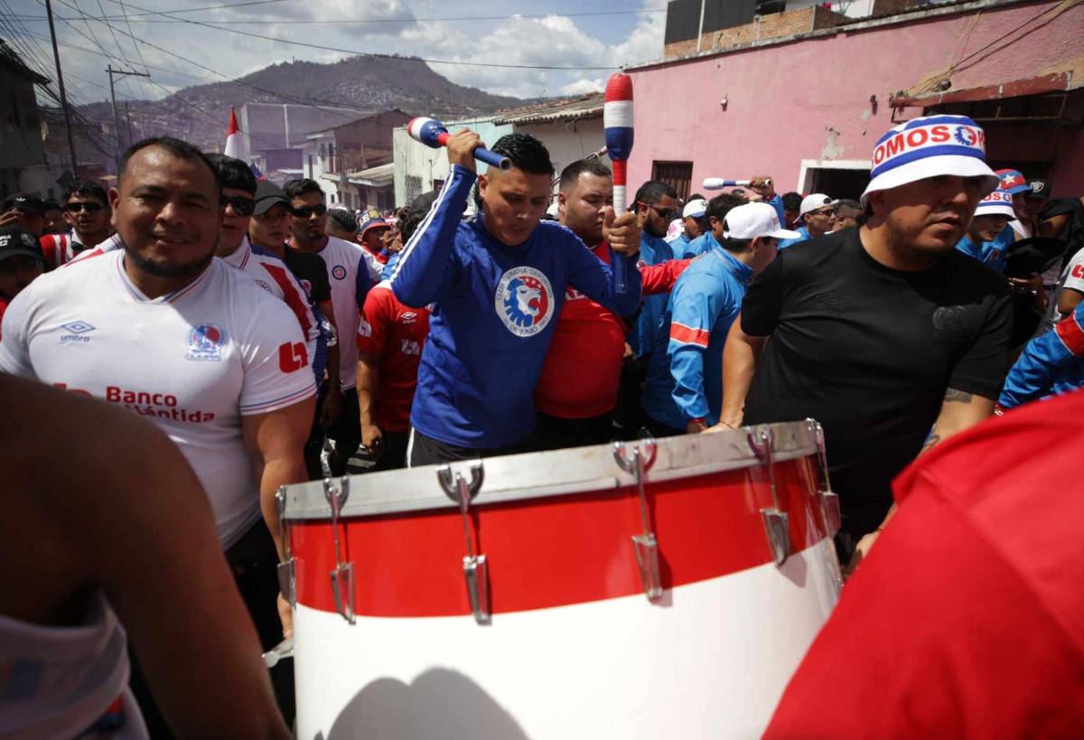 Con show de luces y al ritmo de la percusión: Así llegó la barra del Olimpia al estadio Nacional