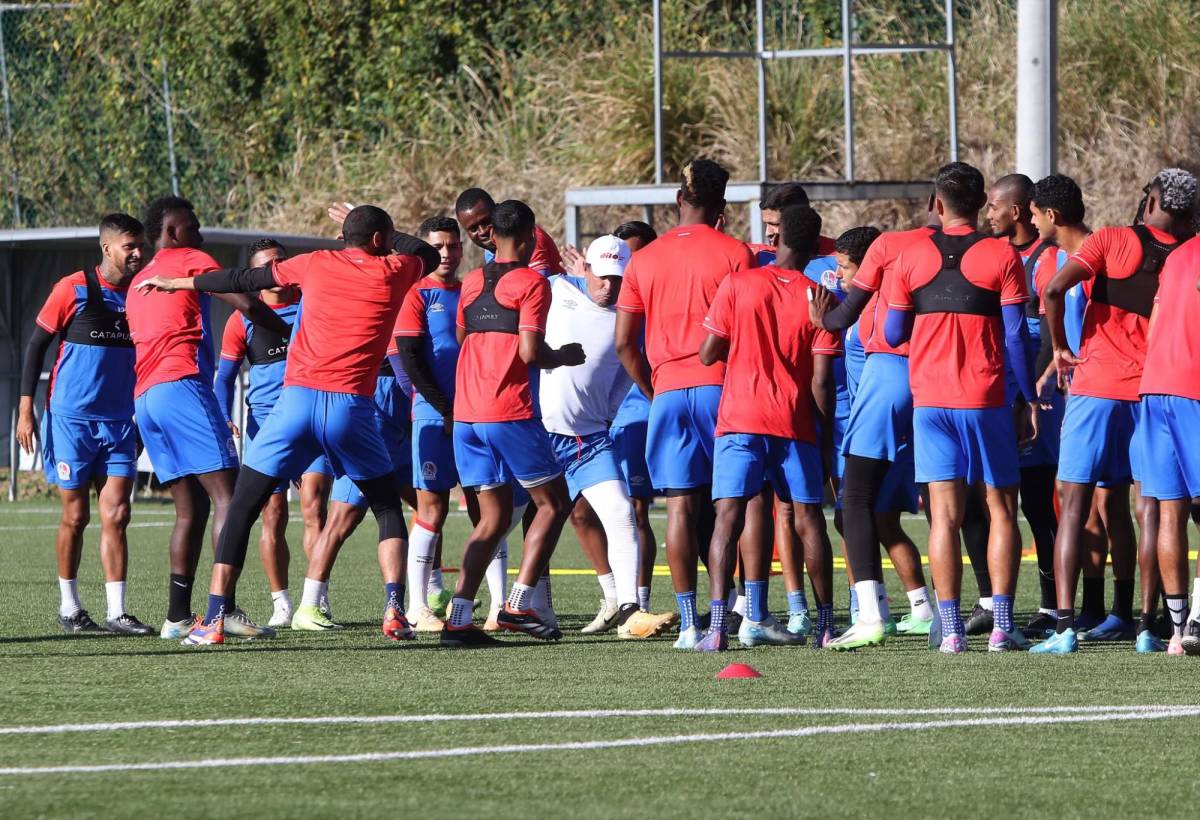 Jugador entrena solo y nuevas caras; la última práctica de Olimpia para debut en el Clausura