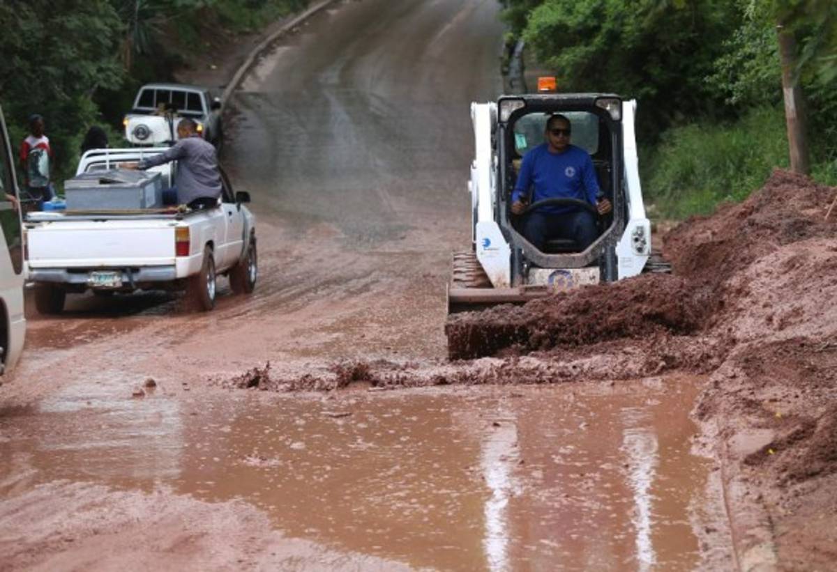 Deslizamientos y daños en casas por saturación de suelos en la capital