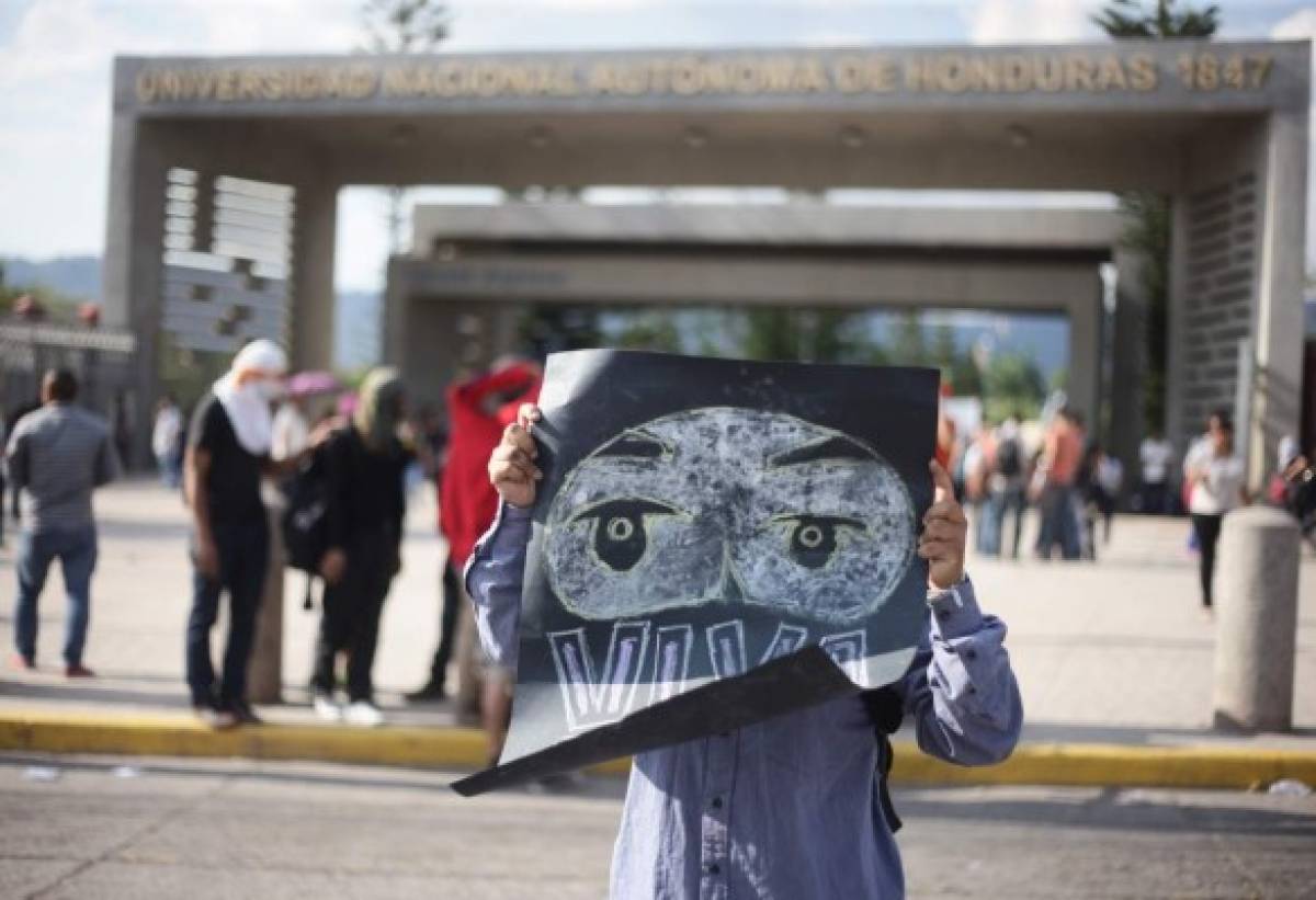 Batalla campal entre estudiantes de la UNAH y Policía Nacional