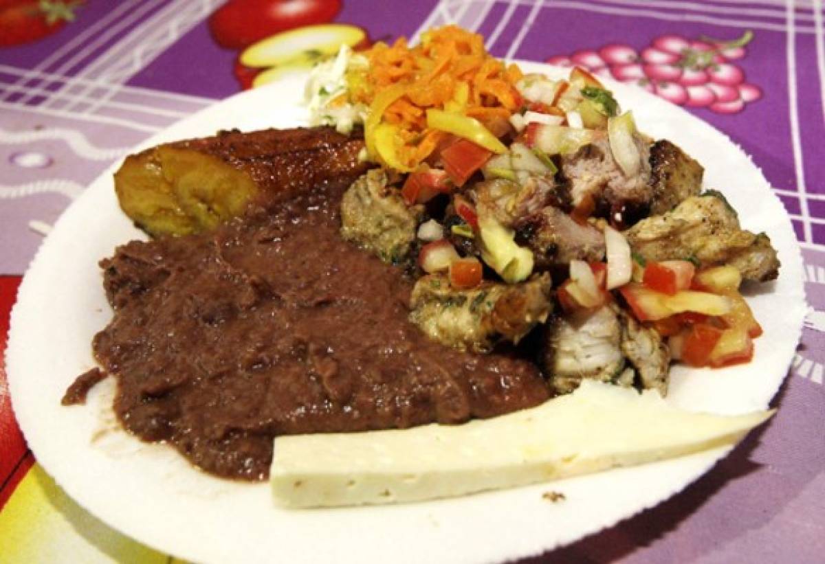 Baleadas con carne, sabor hondureño en un rinconcito capitalino