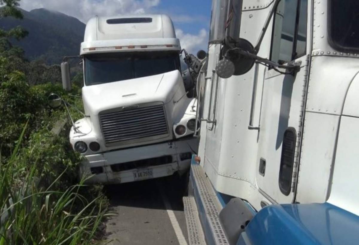 Choque entre furgón y bus deja un muerto y varios extranjeros heridos en zona sur