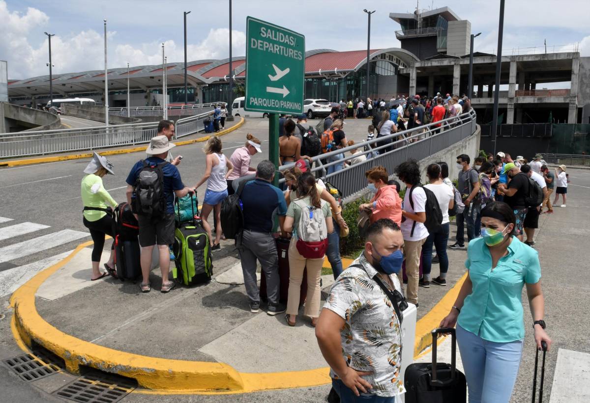 VIDEO: Avión de carga se parte en dos en aeropuerto de Costa Rica sin causar víctimas