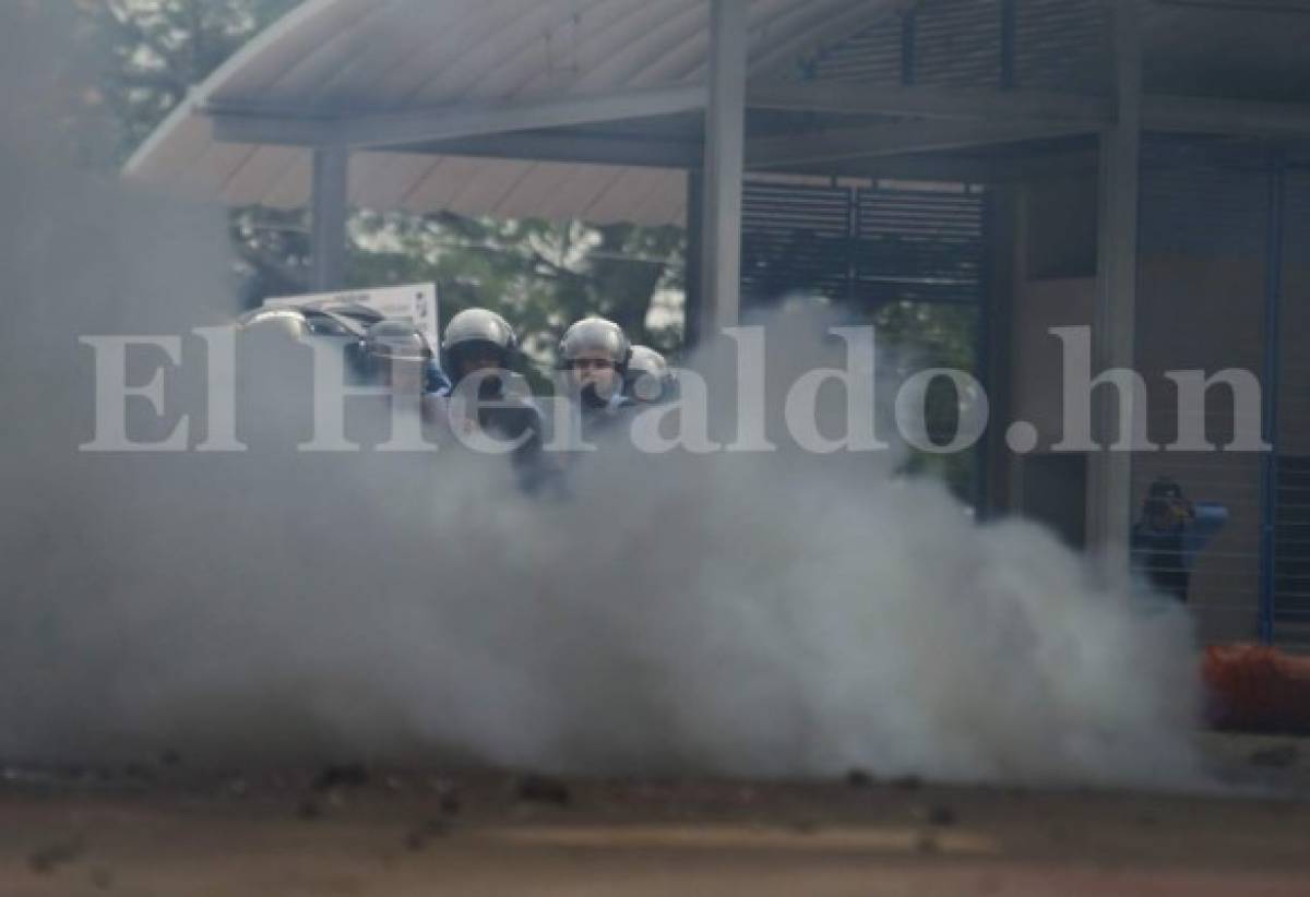 Miembros del MEU protestan frente a UNAH tras dilatarse elección de nueva Junta Universitaria