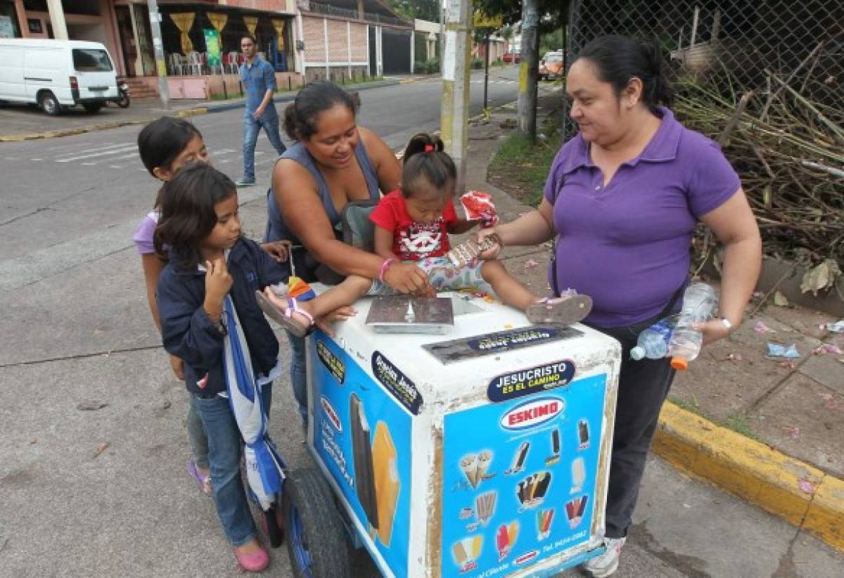 Joven madre vende helados con sus hijas