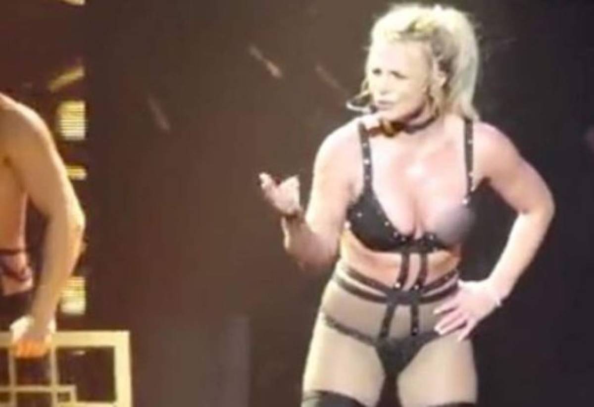 Britney Spears sufre penoso momento con su sostén durante concierto (Vídeo)