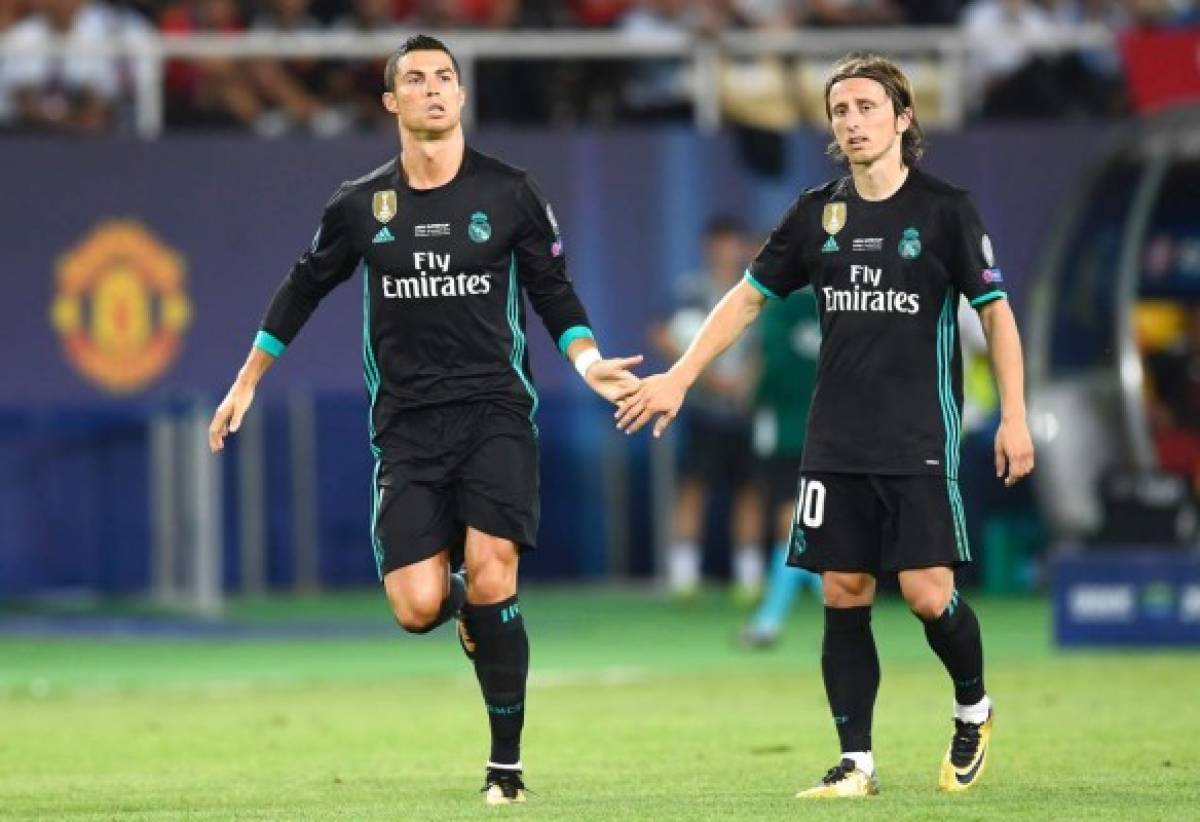 Luka Modric junto a Cristiano Ronaldo en la final de la Supercopa de Europa. (AFP)