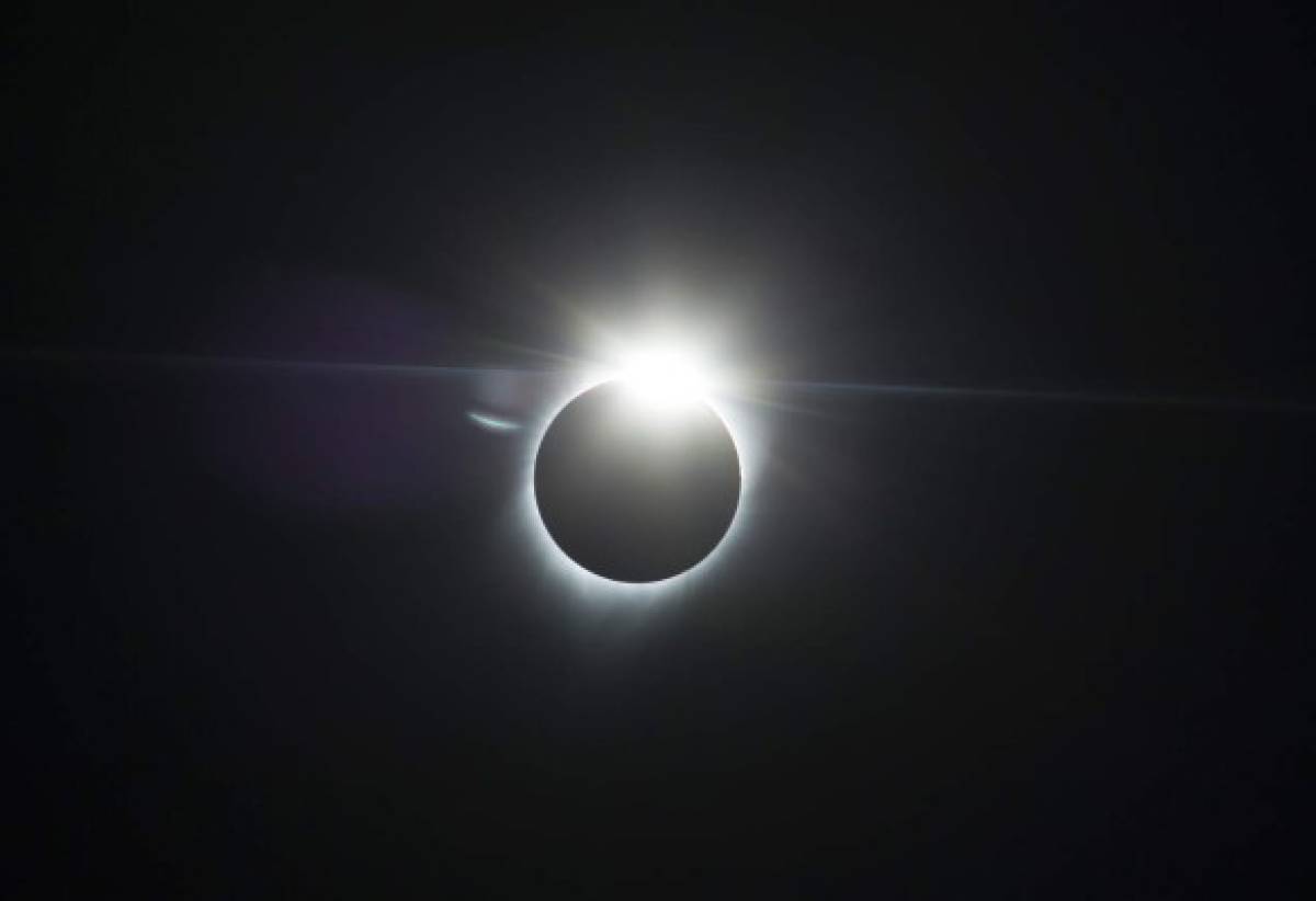 Estadounidenses deslumbrados por espectacular eclipse total
