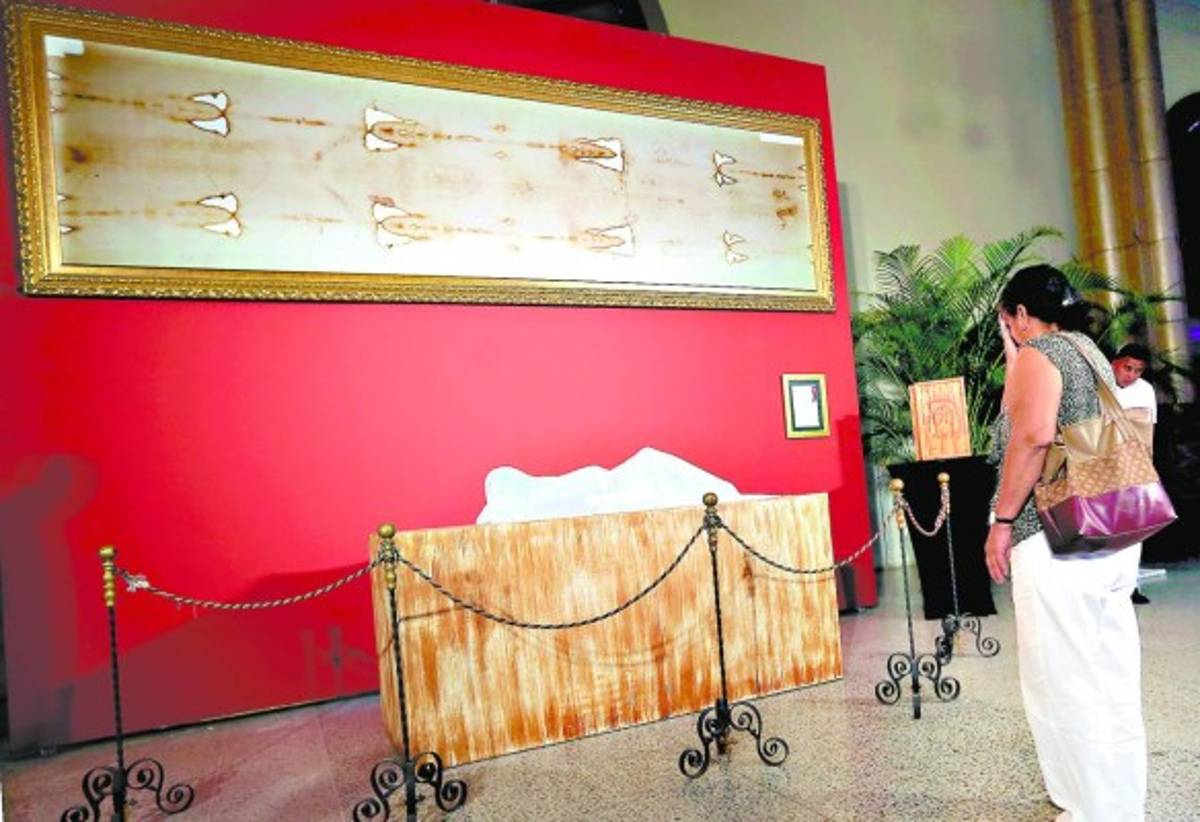 Fieles frente a la réplica de la Sábana Santa de Turín, aprobada por el Museo de La Síndone.