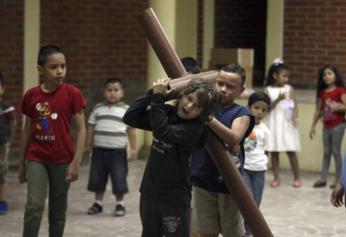 Semana Santa: En su duro camino por el Calvario, el Nazareno tiene rostro infantil