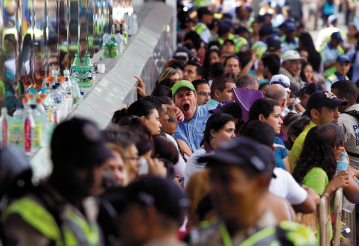 Opositor Capriles convocó a protestar contra Maduro