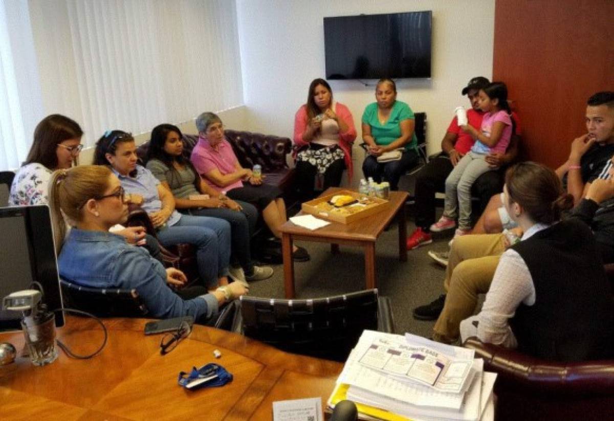 Hondureños integrantes del DACA se reúnen con autoridades consulares en Miami