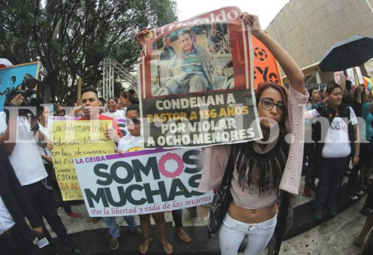 Muchos de los que se encuentran en contra de legalizar el aborto se movilizaron desde un punto de la ciudad hasta llegar a los bajos del Congreso. Foto Johny Magallanes