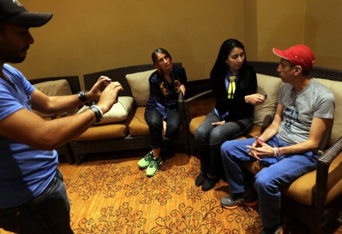 Aterciopelados se reinventa con su nuevo disco 'Claroscura”